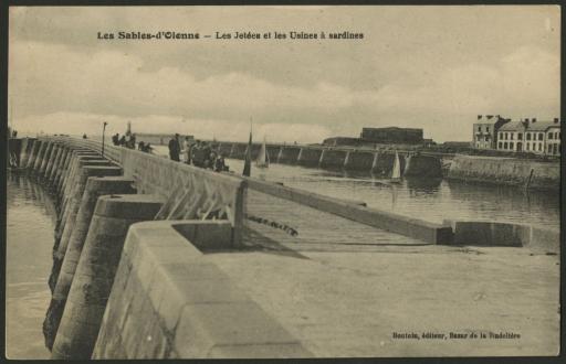 Les jetées, avec en arrière-plan les conserveries (légendées "usines à sardines", vues 1-2) et la tour d'Arundel (vue 2) / Boutain phot., Les Sables-d'Olonne (vue 2).
